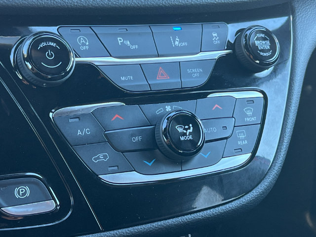 Used 2025 Chrysler Pacifica Select FWD image 28