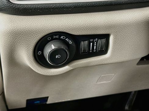 Used 2023 Chrysler Pacifica Touring-L FWD image 11