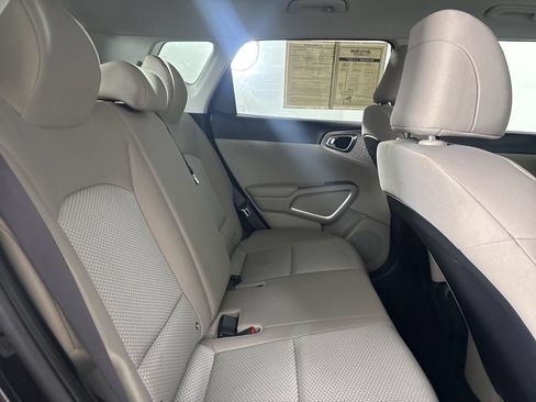 Used 2025 Kia Soul LX w/ LX Technology Package FWD image 26