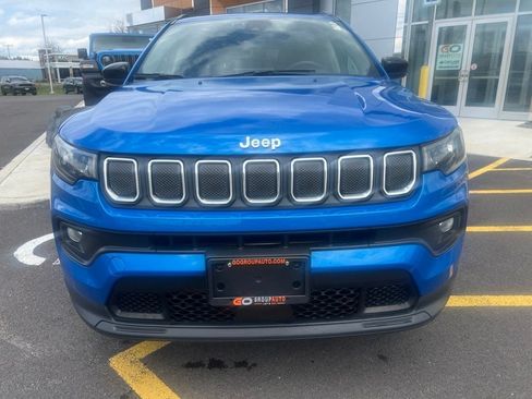 Used 2022 Jeep Compass Latitude w/ Convenience Group AWD/4WD image 2