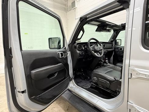 Used 2023 Jeep Wrangler Unlimited Sahara AWD/4WD image 33