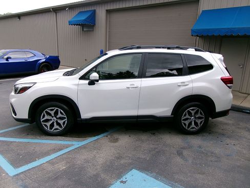 Used 2021 Subaru Forester Premium image 3