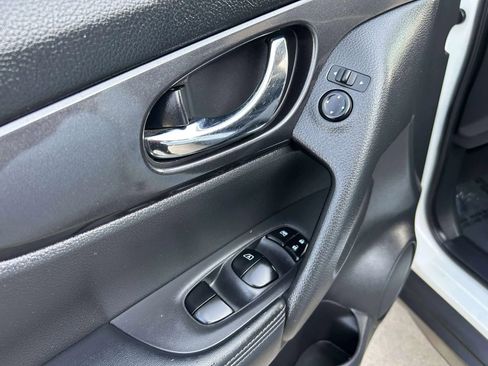 Used 2017 Nissan Rogue SV image 11