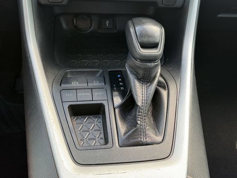 Used 2020 Toyota RAV4 LE FWD image 19