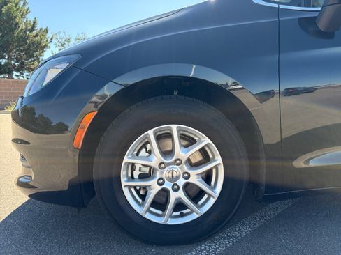 Used 2022 Chrysler Voyager LX FWD image 11