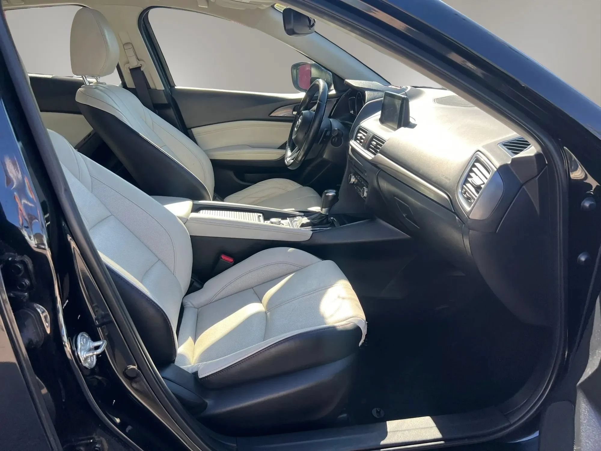 Used 2018 MAZDA MAZDA3 Grand Touring w/ Premium Equipment Package FWD image 33