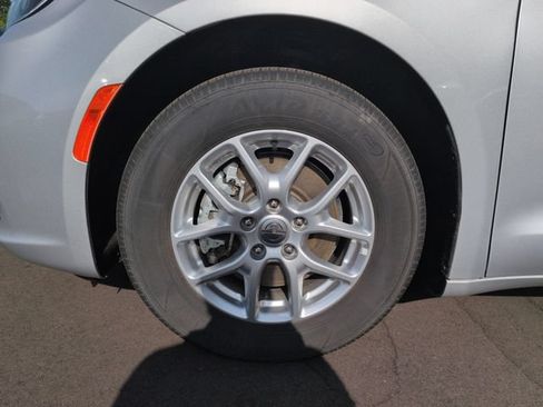 Used 2023 Chrysler Pacifica Touring-L FWD image 10
