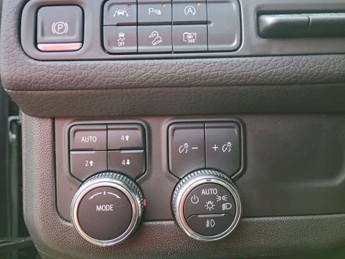 Used 2024 GMC Yukon XL Denali AWD/4WD image 8