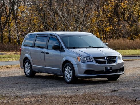 Used 2019 Dodge Grand Caravan SE image 2