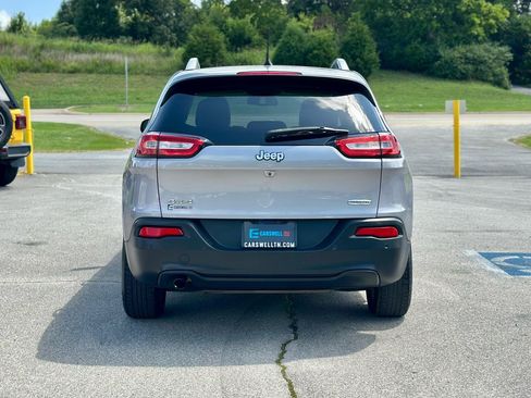 Used 2018 Jeep Cherokee Latitude w/ Mobile Office Group AWD/4WD image 19