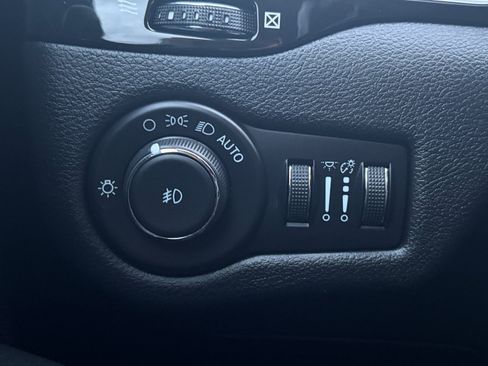 Used 2021 Jeep Cherokee Latitude Plus AWD/4WD image 25