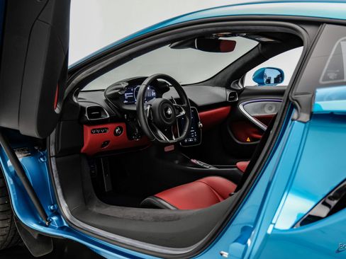 Used 2024 McLaren Artura RWD image 40