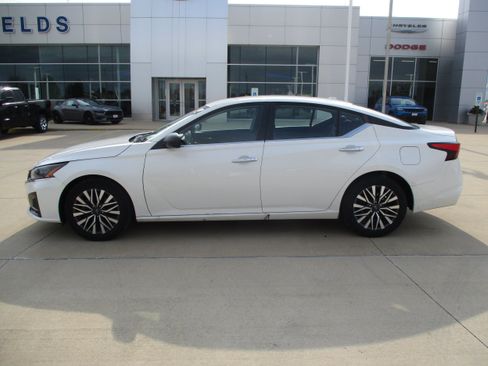Used 2025 Nissan Altima 2.5 SV FWD image 3