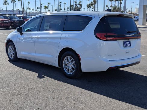 New 2026 Chrysler Pacifica Select image 4