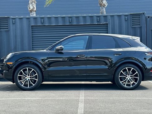Certified 2025 Porsche Cayenne E-Hybrid AWD/4WD image 2