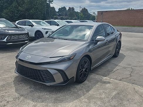 Used 2025 Toyota Camry SE image 4