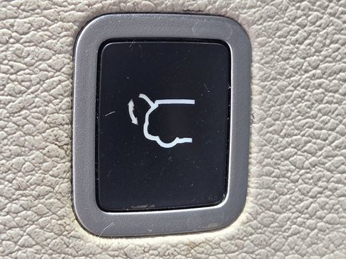 Used 2017 Chrysler Pacifica Limited FWD image 32