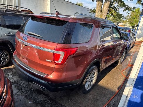 Used 2018 Ford Explorer XLT w/ Equipment Group 202A AWD/4WD image 4