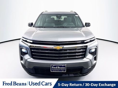 Used 2025 Chevrolet Traverse LT FWD image 2