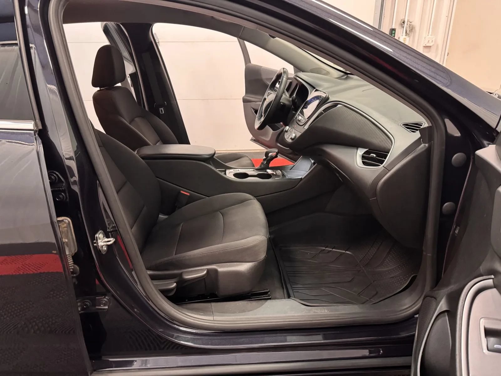 Used 2022 Chevrolet Malibu RS w/ LPO, Floor Liner Package FWD image 43