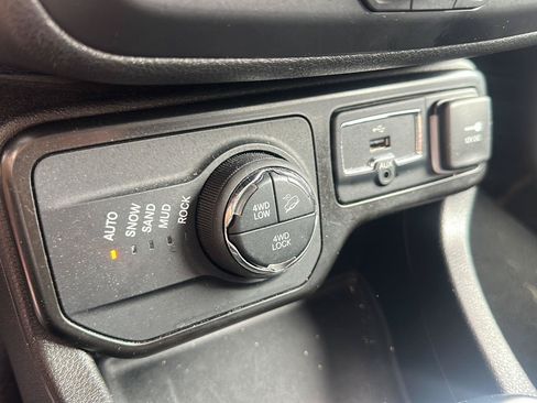 Used 2023 Jeep Renegade Trailhawk AWD/4WD image 18