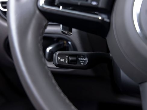 Certified 2025 Porsche Macan AWD/4WD image 32