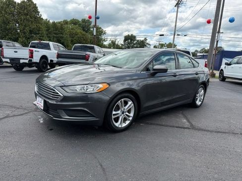 Used 2018 Ford Fusion SE w/ Fusion SE Technology Package FWD image 6