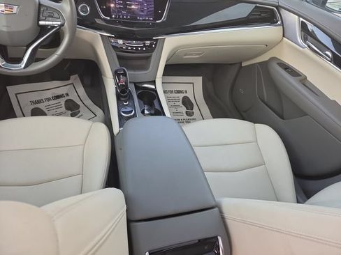 Used 2025 Cadillac XT6 Premium Luxury AWD/4WD image 39