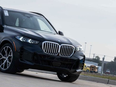 New 2026 BMW X5 xDrive50e w/ Executive Package image 3