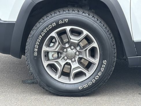 Used 2020 Jeep Cherokee Trailhawk AWD/4WD image 28