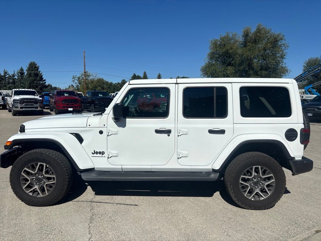 Used 2025 Jeep Wrangler Unlimited Sahara AWD/4WD image 4