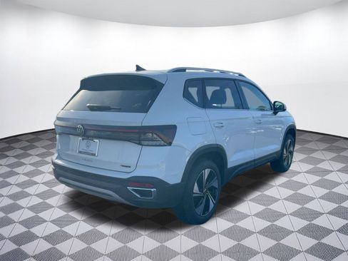Certified 2025 Volkswagen Taos SE w/ Panoramic Sunroof Package image 19