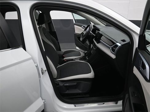 Certified 2025 Volkswagen Taos SE w/ Panoramic Sunroof Package image 33