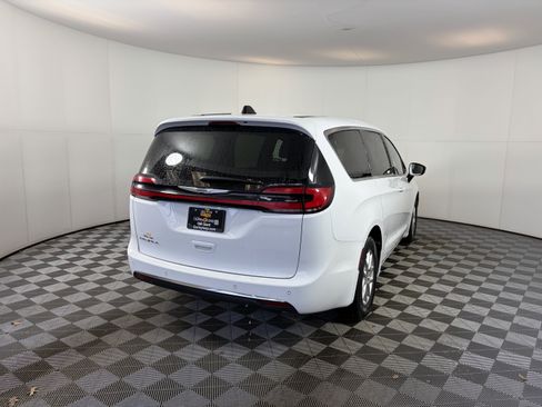 Used 2025 Chrysler Pacifica Select image 9