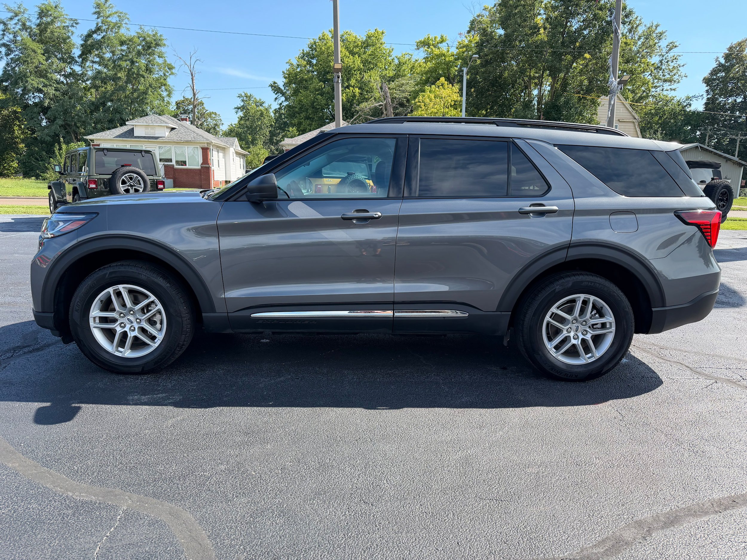 Used 2025 Ford Explorer Active AWD/4WD image 3