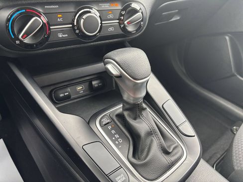 Used 2025 Kia Soul LX w/ LX Technology Package FWD image 38