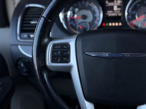 Used 2014 Chrysler Town & Country Touring image 22