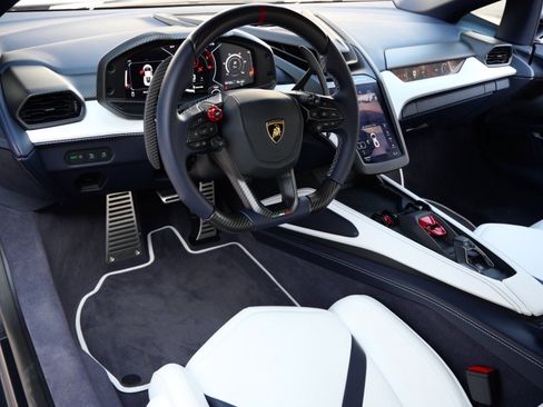 Used 2025 Lamborghini Revuelto Base image 16