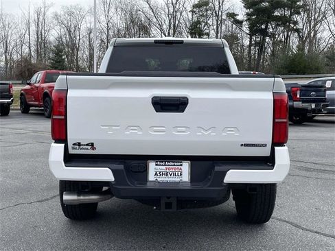 Used 2024 Toyota Tacoma TRD Off-Road image 4
