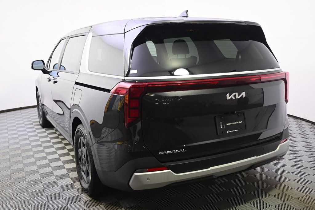 Used 2025 Kia Carnival FWD image 4