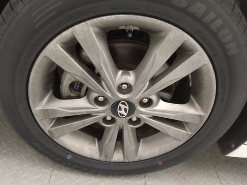 Used 2017 Hyundai Elantra SE image 31