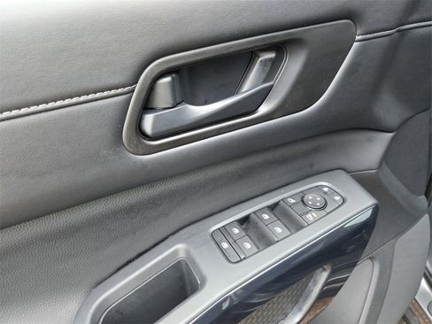 Used 2025 Nissan Pathfinder SV image 12