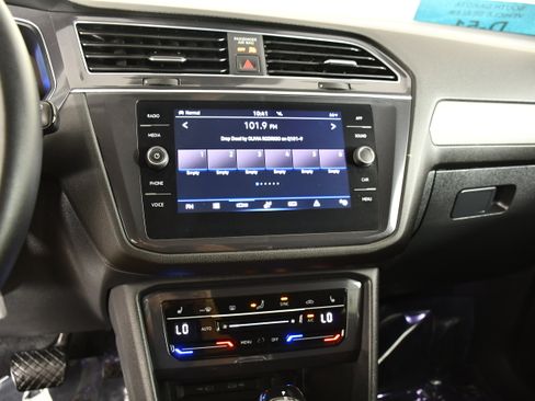 Used 2022 Volkswagen Tiguan SE AWD/4WD image 25