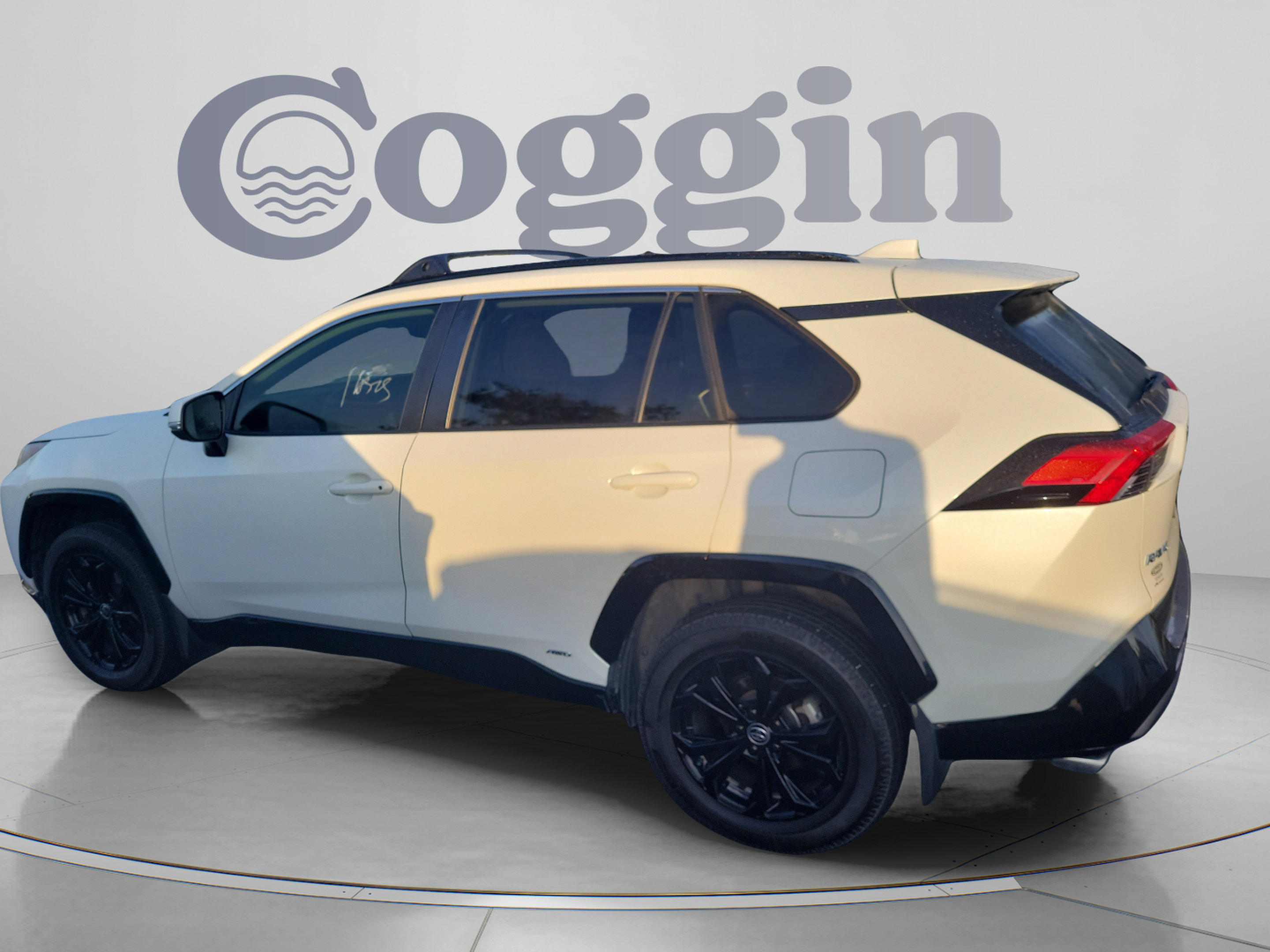 Used 2022 Toyota RAV4 SE AWD/4WD image 2