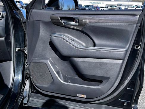 Used 2023 Toyota Highlander Platinum image 23