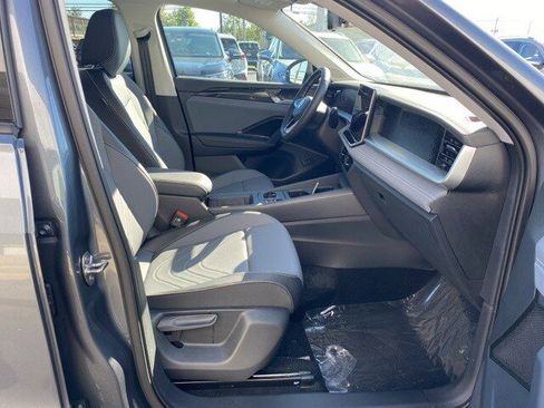 New 2025 Volkswagen Tiguan SE image 47