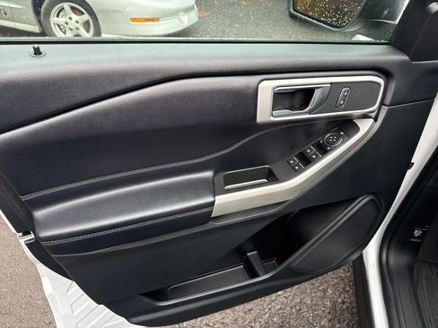 Used 2022 Ford Explorer XLT image 35
