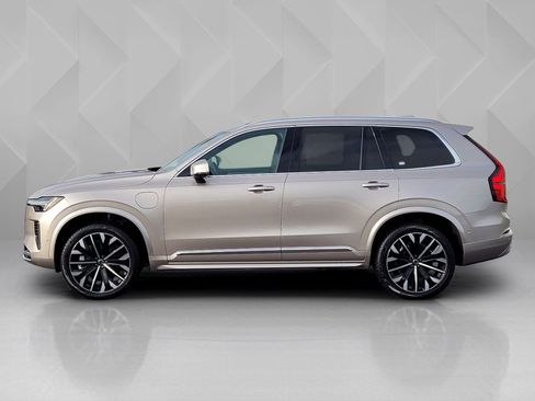 Certified 2025 Volvo XC90 T8 Plus image 3