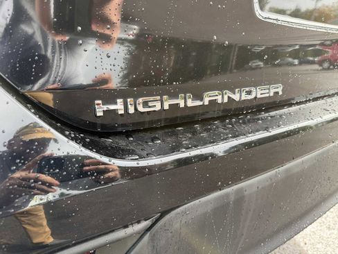 Used 2023 Toyota Highlander XLE image 25