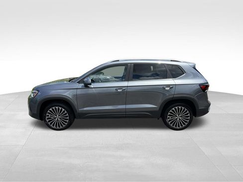 New 2026 Volkswagen Taos SE FWD image 4